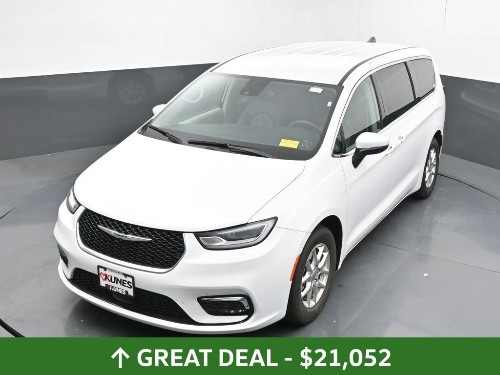 Used 2023 Chrysler Pacifica Touring-L FWD image 37