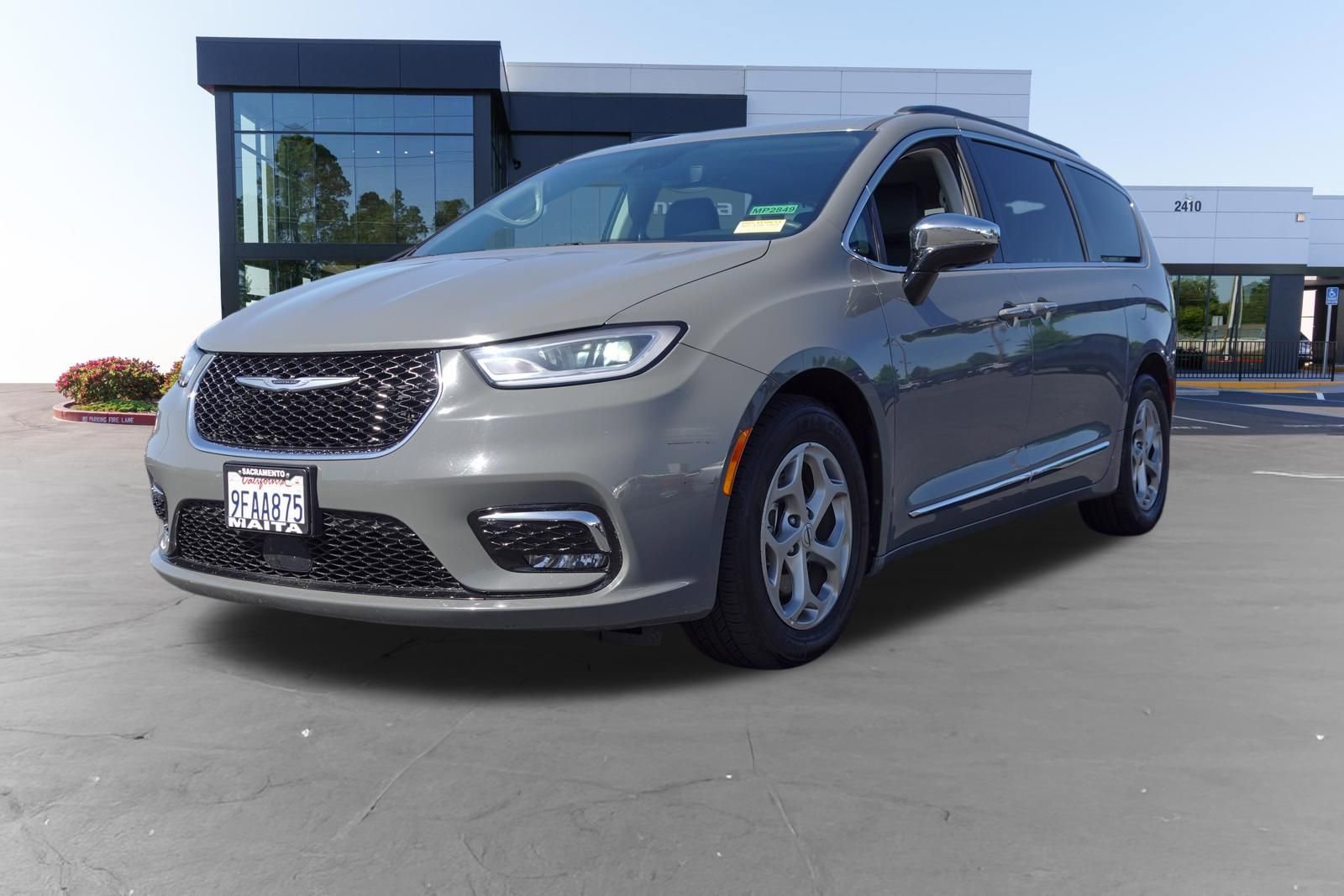 Used 2023 Chrysler Pacifica Limited FWD image 7