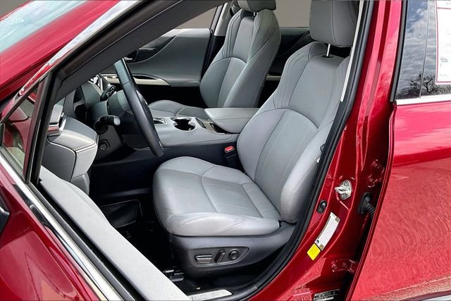 Used 2024 Toyota Venza Limited image 18