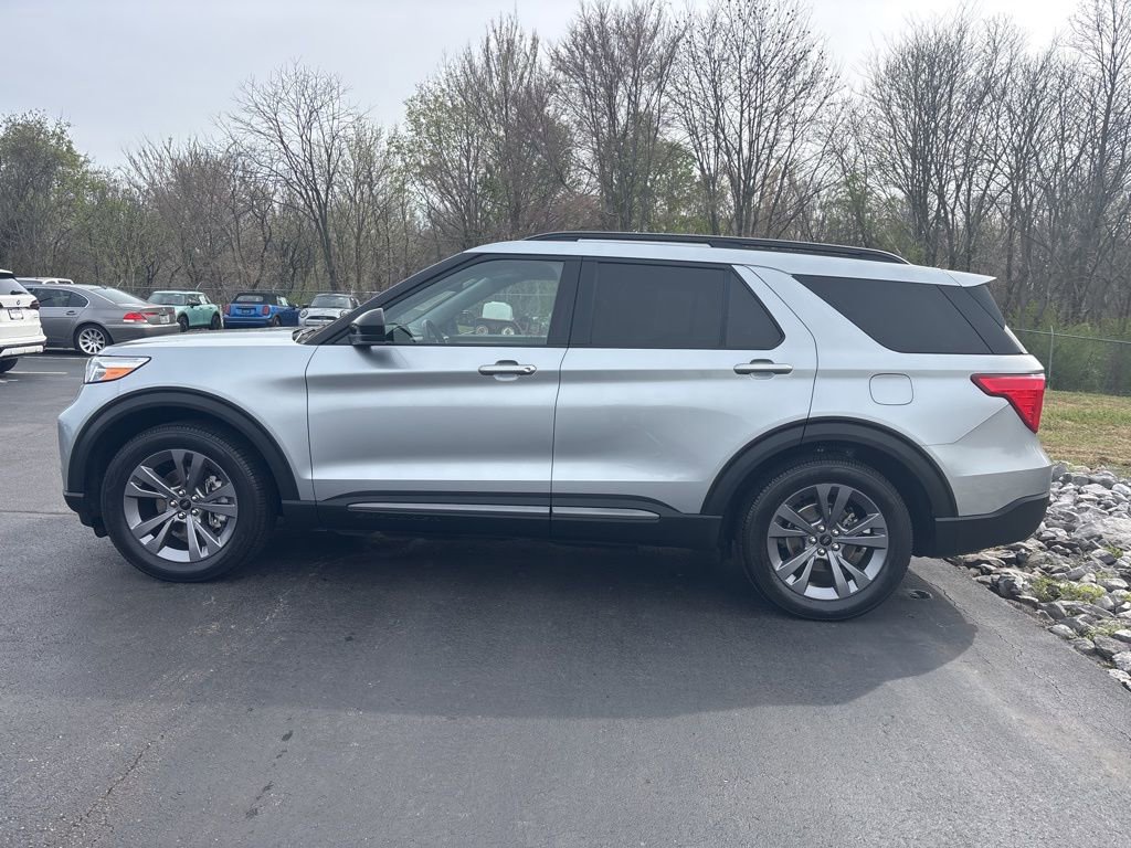 Used 2022 Ford Explorer XLT w/ Equipment Group 202A image 2