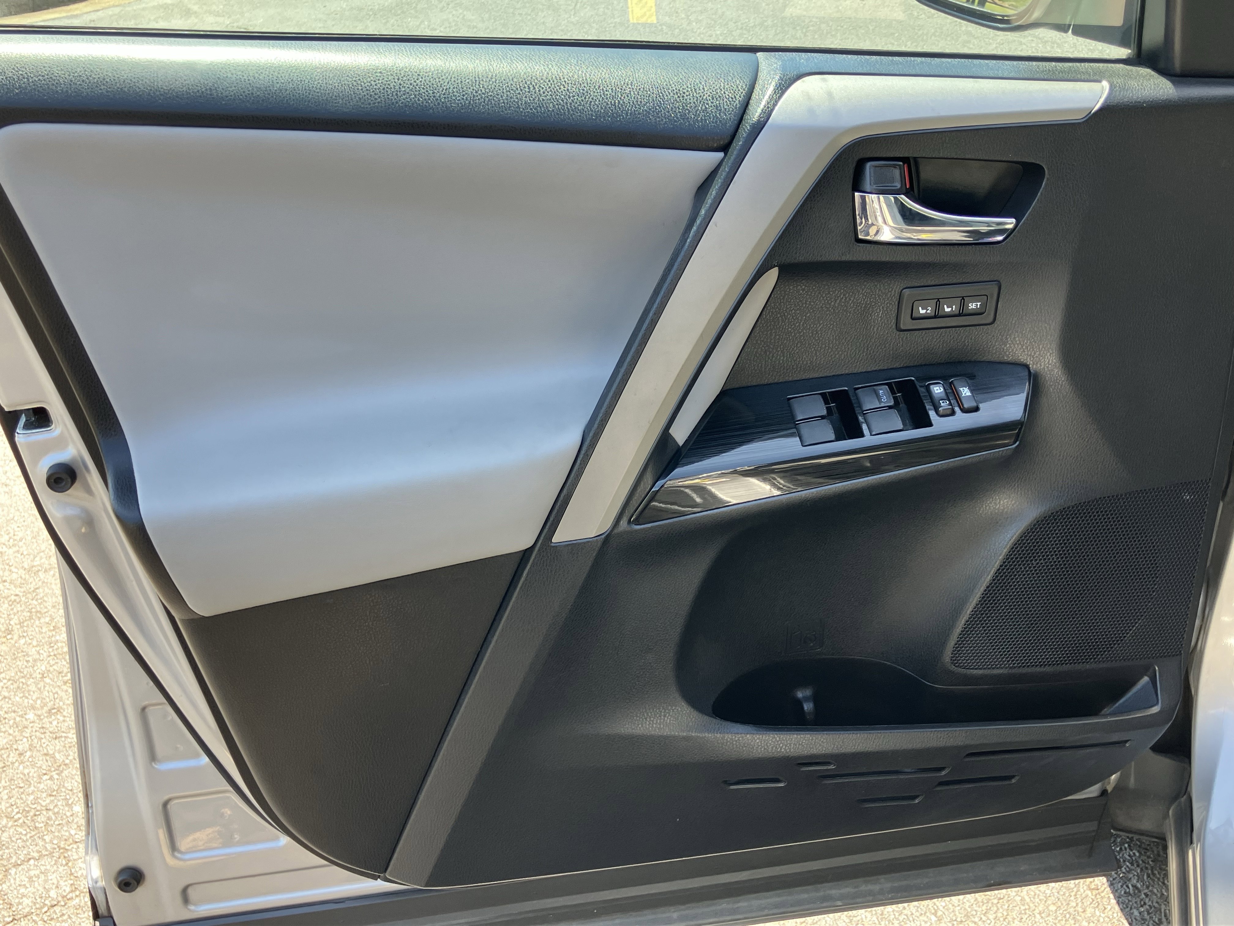 Used 2016 Toyota RAV4 Limited FWD image 14