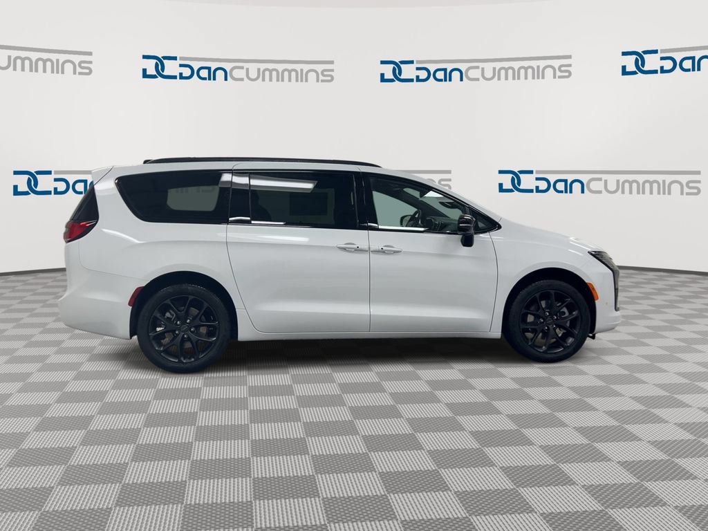 New 2027 Chrysler Pacifica Limited w/ Family Tech Group AWD/4WD image 9