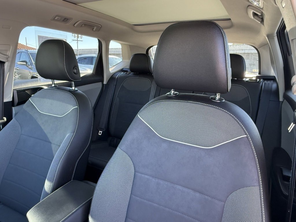 Used 2023 Volkswagen Taos SE w/ Panoramic Sunroof Package image 13