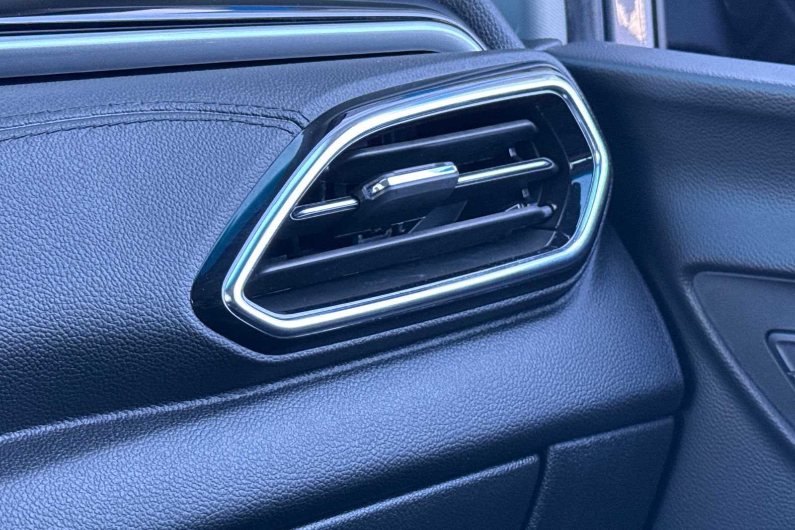 Used 2023 Chevrolet Bolt LT w/ Infotainment Package FWD image 29