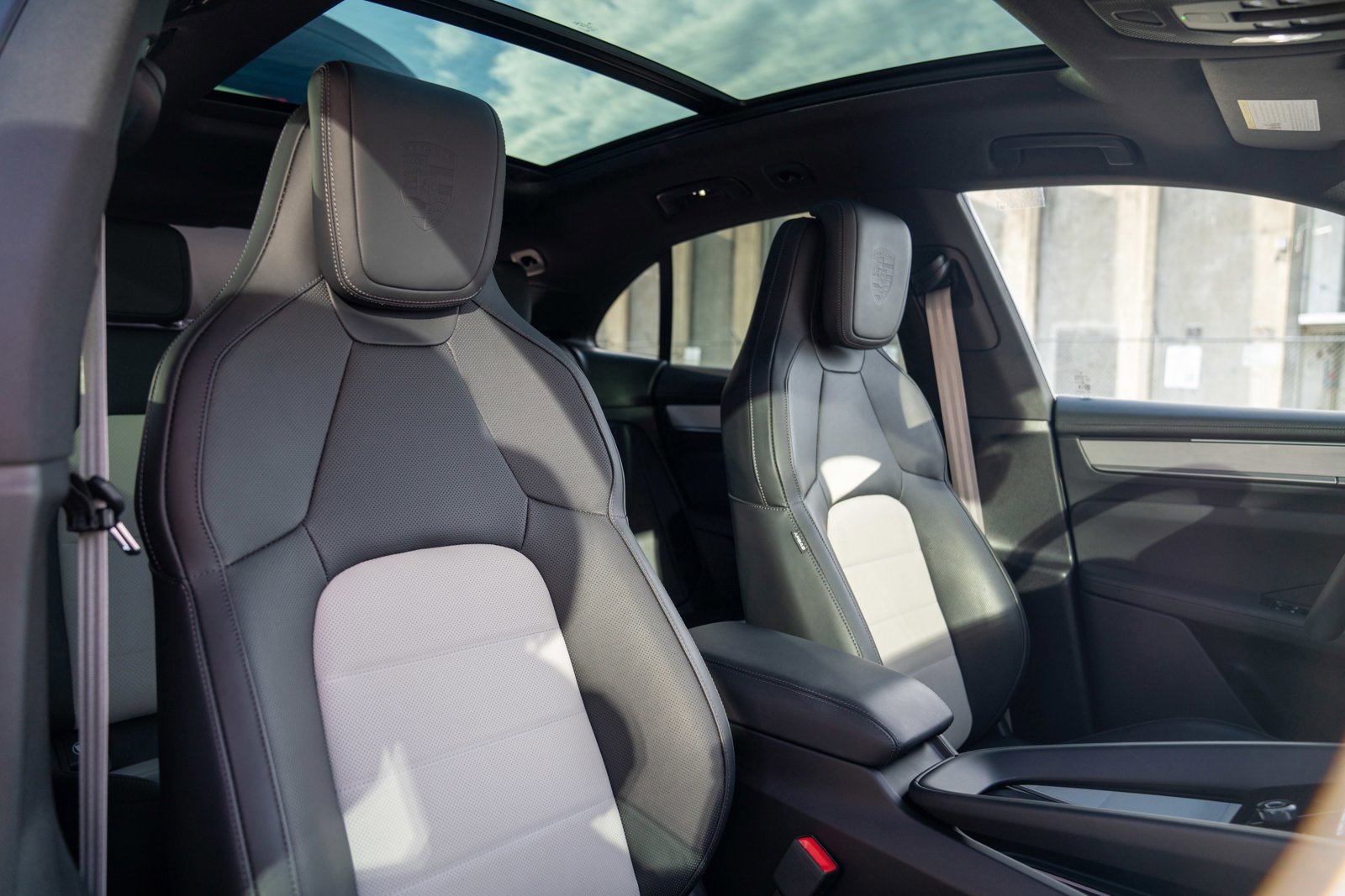 Certified 2025 Porsche Macan 4S Electric AWD/4WD image 26
