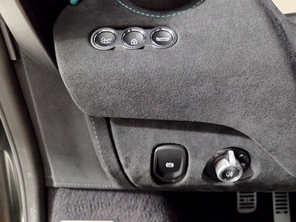 Used 2024 McLaren 750S Spider RWD image 19