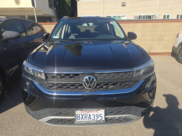 Used 2022 Volkswagen Taos SE w/ Panoramic Sunroof Package image 2