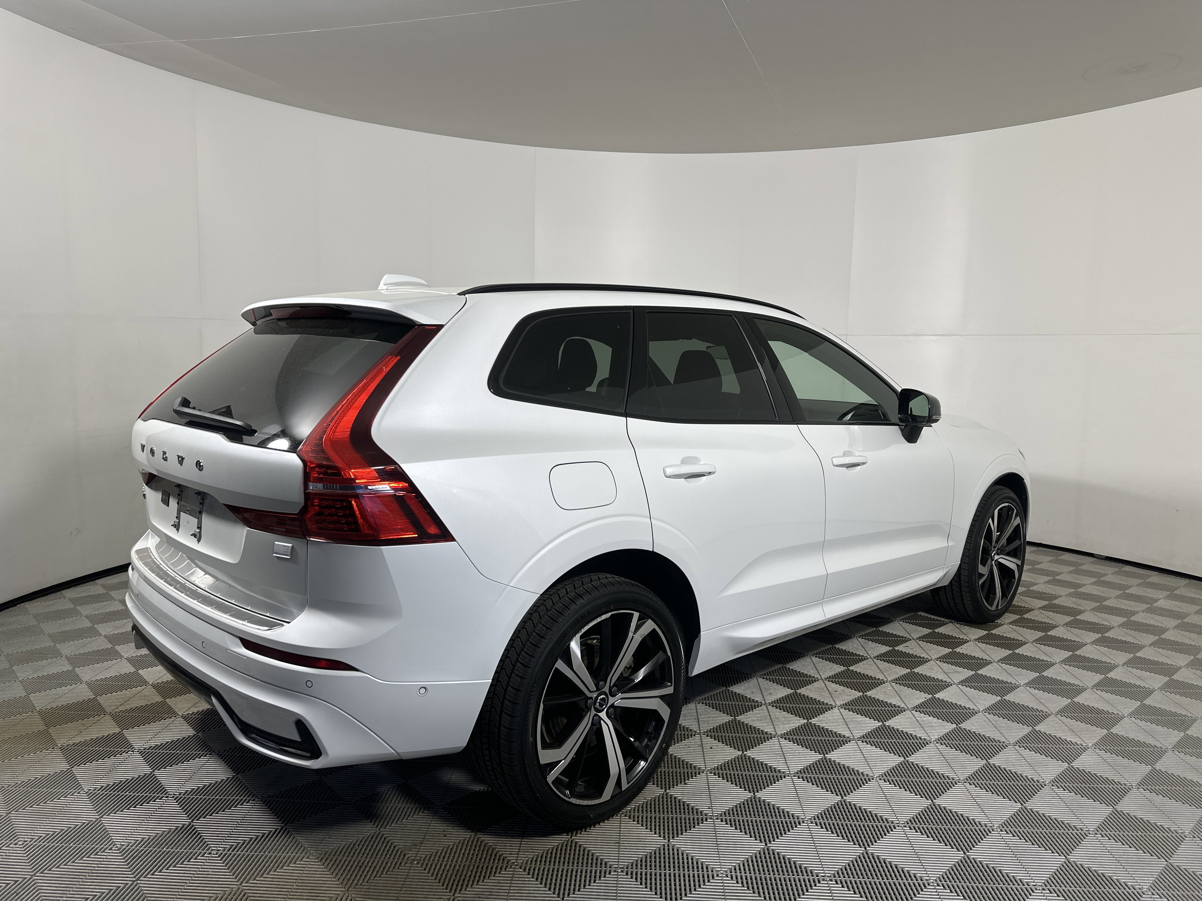 Used 2022 Volvo XC60 T8 R-Design w/ Advanced Package AWD/4WD image 7