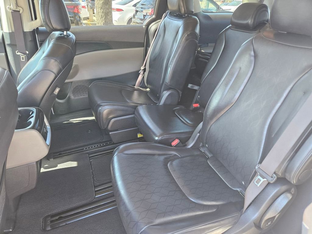 Used 2025 Kia Carnival image 27