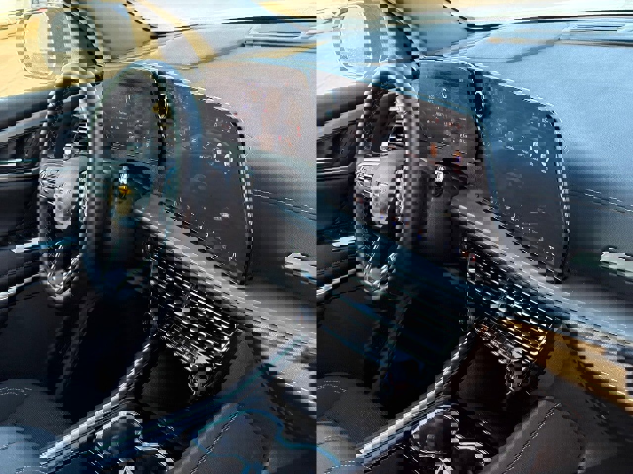 Used 2025 Chevrolet Traverse LT image 38