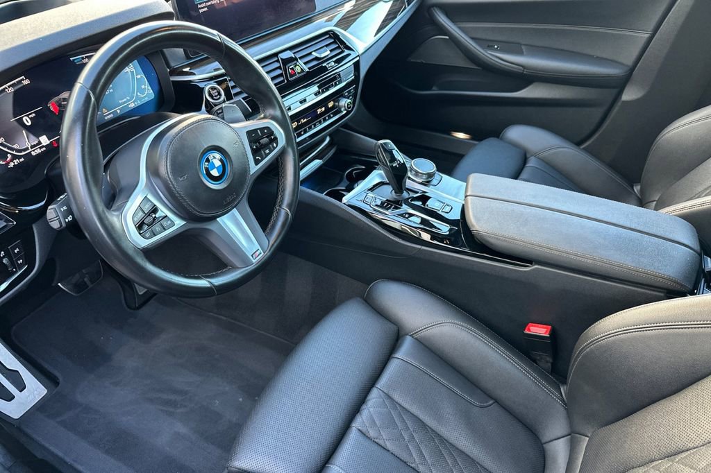 Used 2023 BMW 530e w/ Executive Package image 9