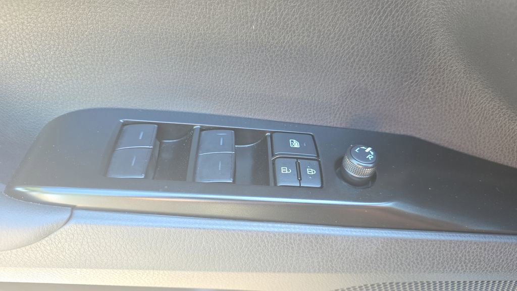 Used 2025 Toyota Camry Hybrid FWD image 19