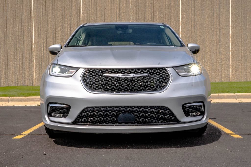 Used 2023 Chrysler Pacifica Touring-L FWD image 3