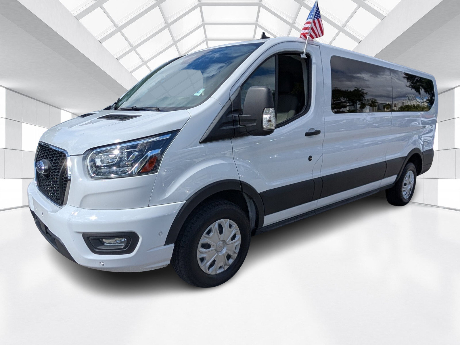 Used 2023 Ford Transit 350 XLT image 3