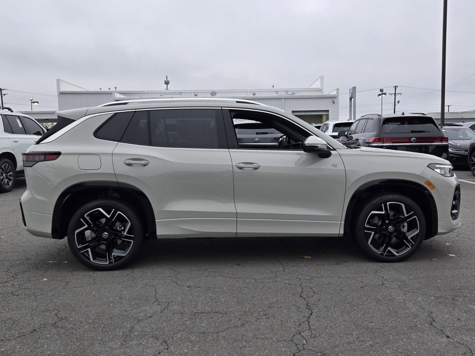 New 2026 Volkswagen Tiguan SEL R-Line video 2