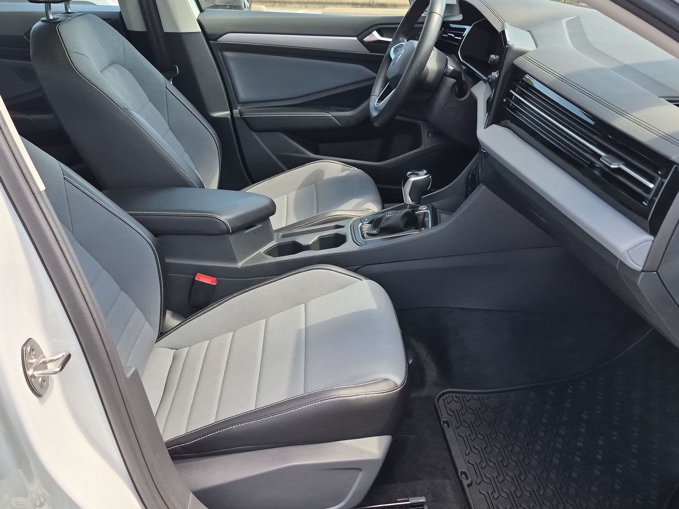 Used 2026 Volkswagen Jetta SE FWD image 35