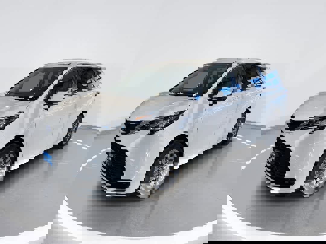 Used 2023 Toyota Sienna LE image 1