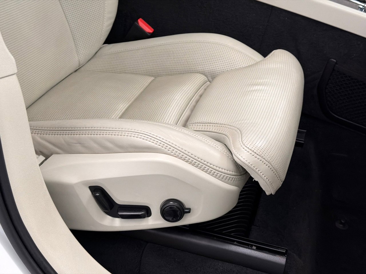 Used 2021 Volvo XC90 T6 Inscription w/ Protection Package Premier image 12