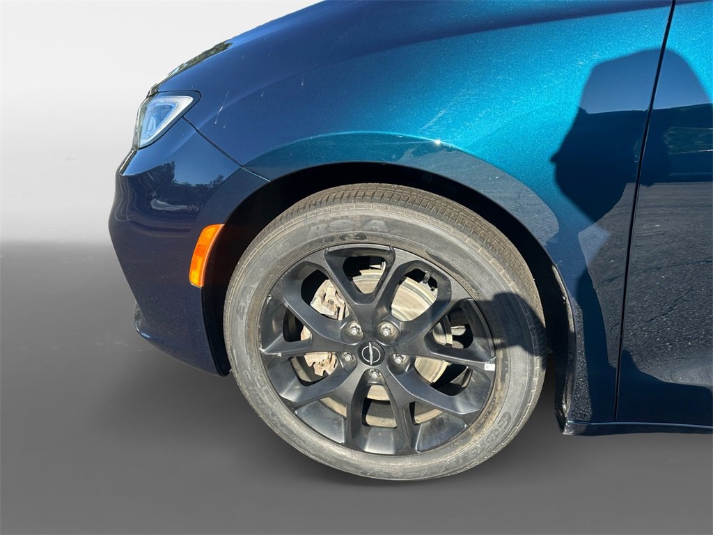 Certified 2025 Chrysler Pacifica Limited image 15