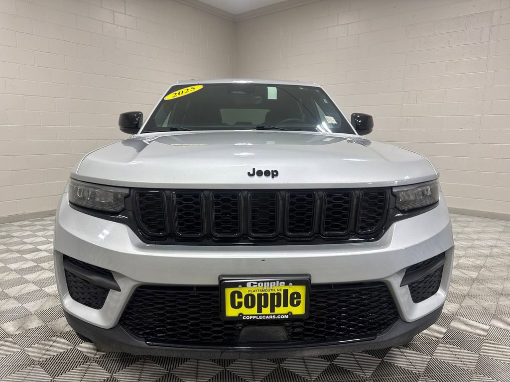 Used 2025 Jeep Grand Cherokee Altitude image 7