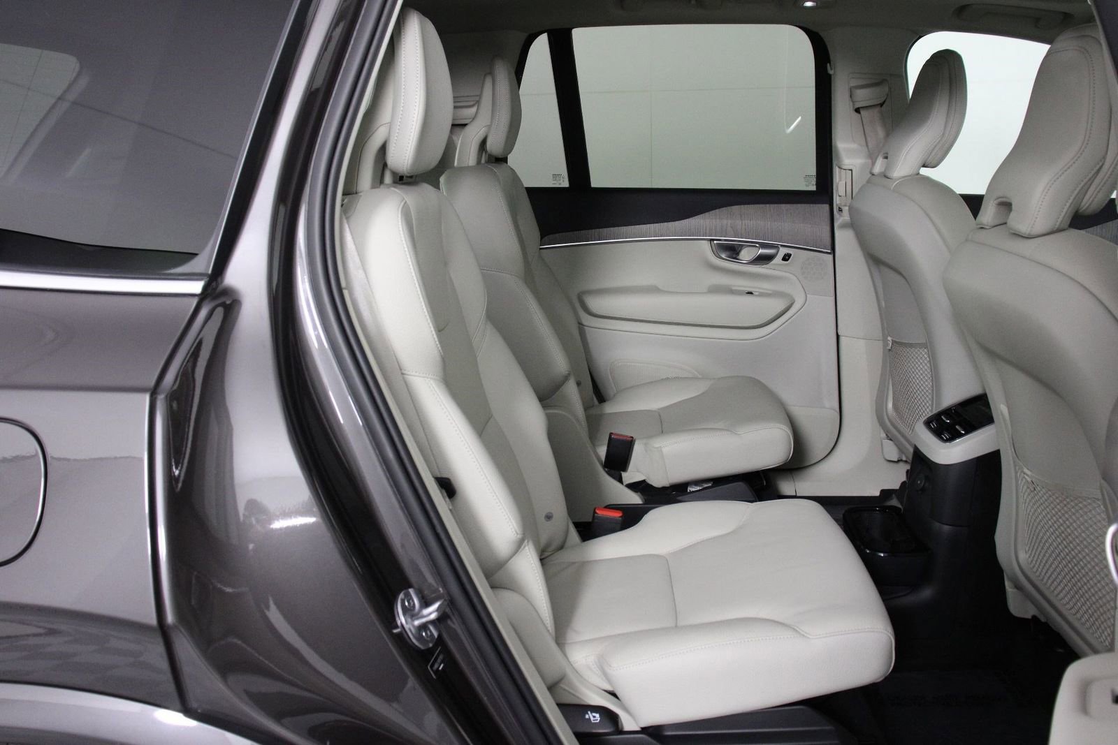 Certified 2024 Volvo XC90 T8 Plus w/ Protection Package Premier image 30