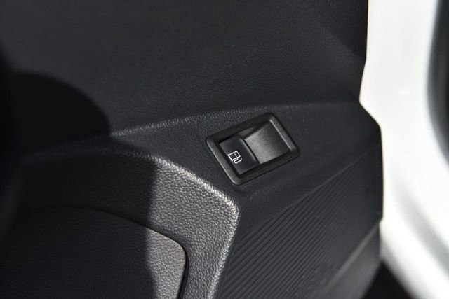 Certified 2023 Volkswagen Taos SE image 9