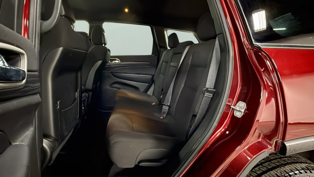 Used 2021 Jeep Grand Cherokee Laredo image 30