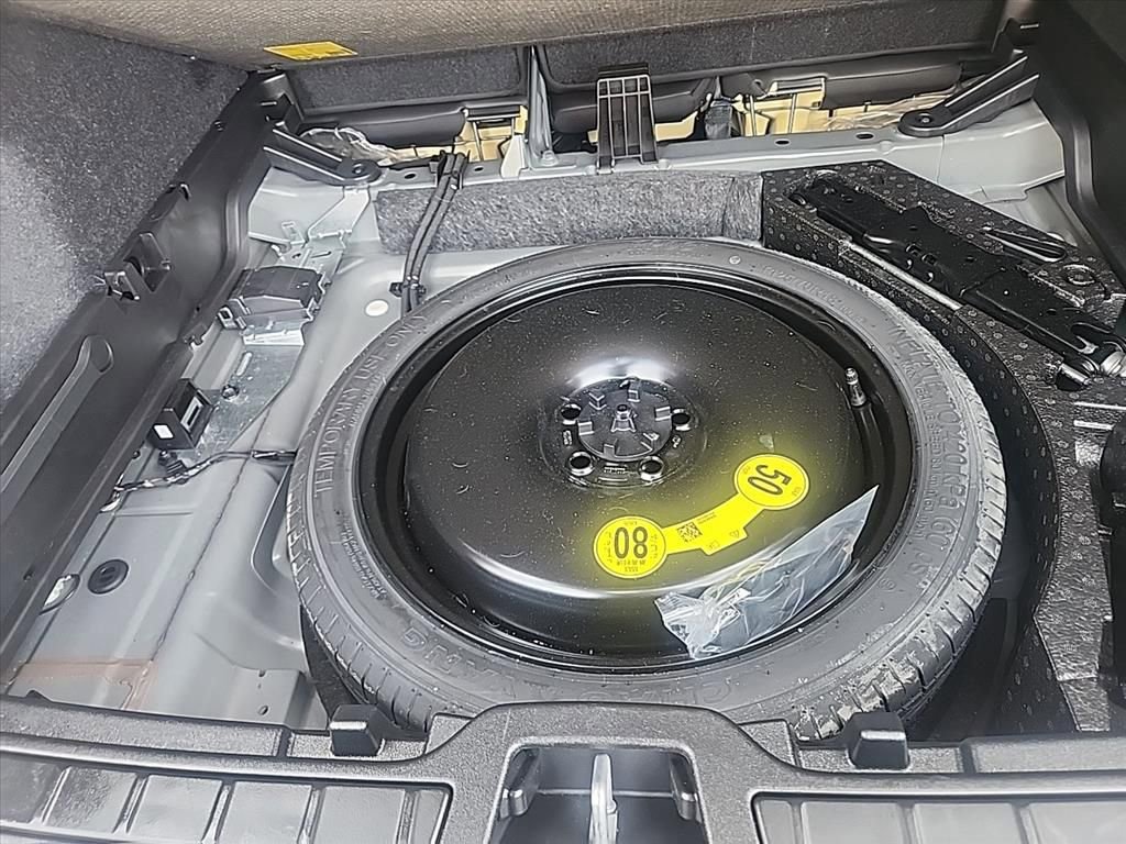 Certified 2025 Volvo XC40 B5 Core AWD/4WD image 38