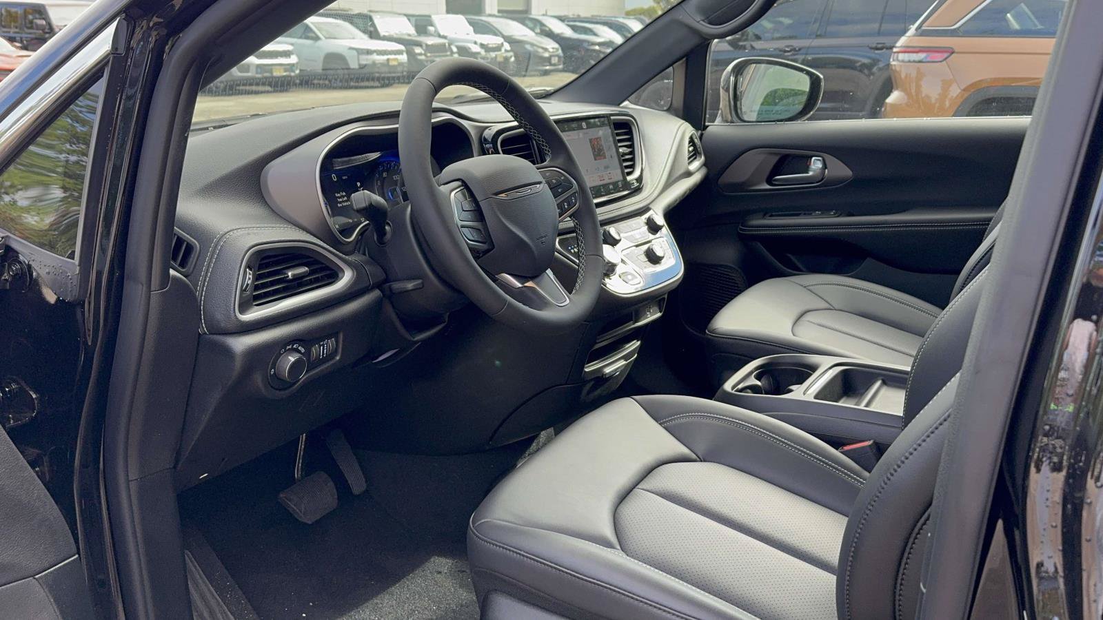 Used 2027 Chrysler Pacifica Select w/ Family Tech Group FWD image 26