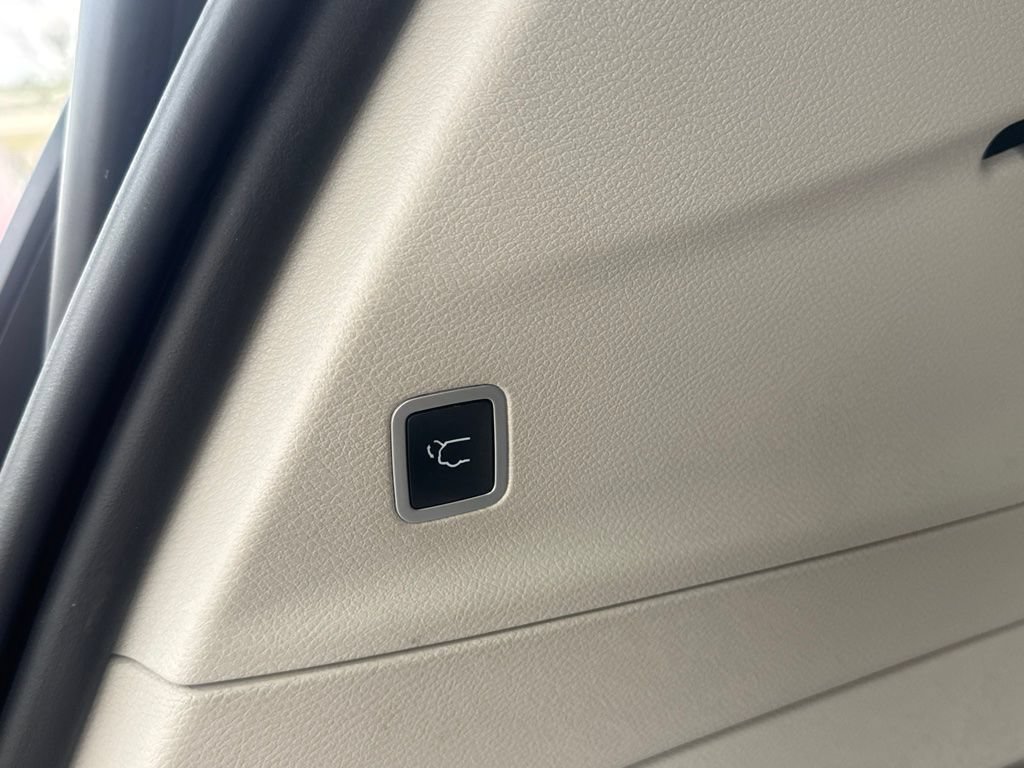Used 2017 Chrysler Pacifica Touring-L FWD image 17