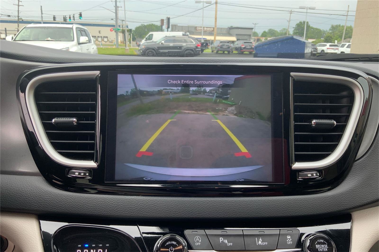 Used 2023 Chrysler Pacifica Touring-L FWD image 33