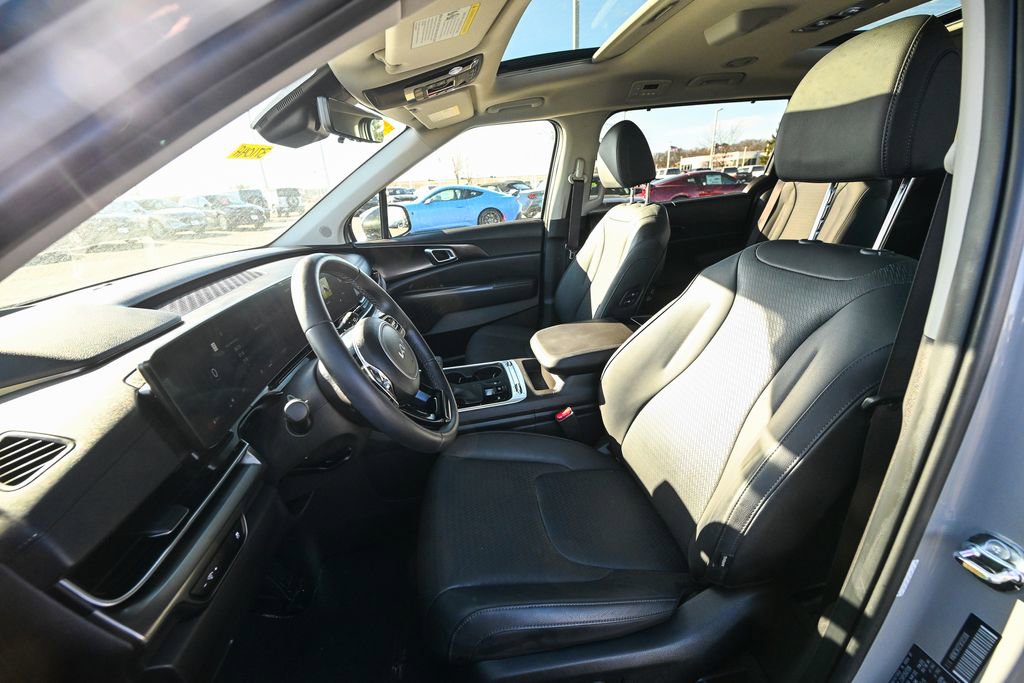 Used 2025 Kia Carnival SX Prestige image 19