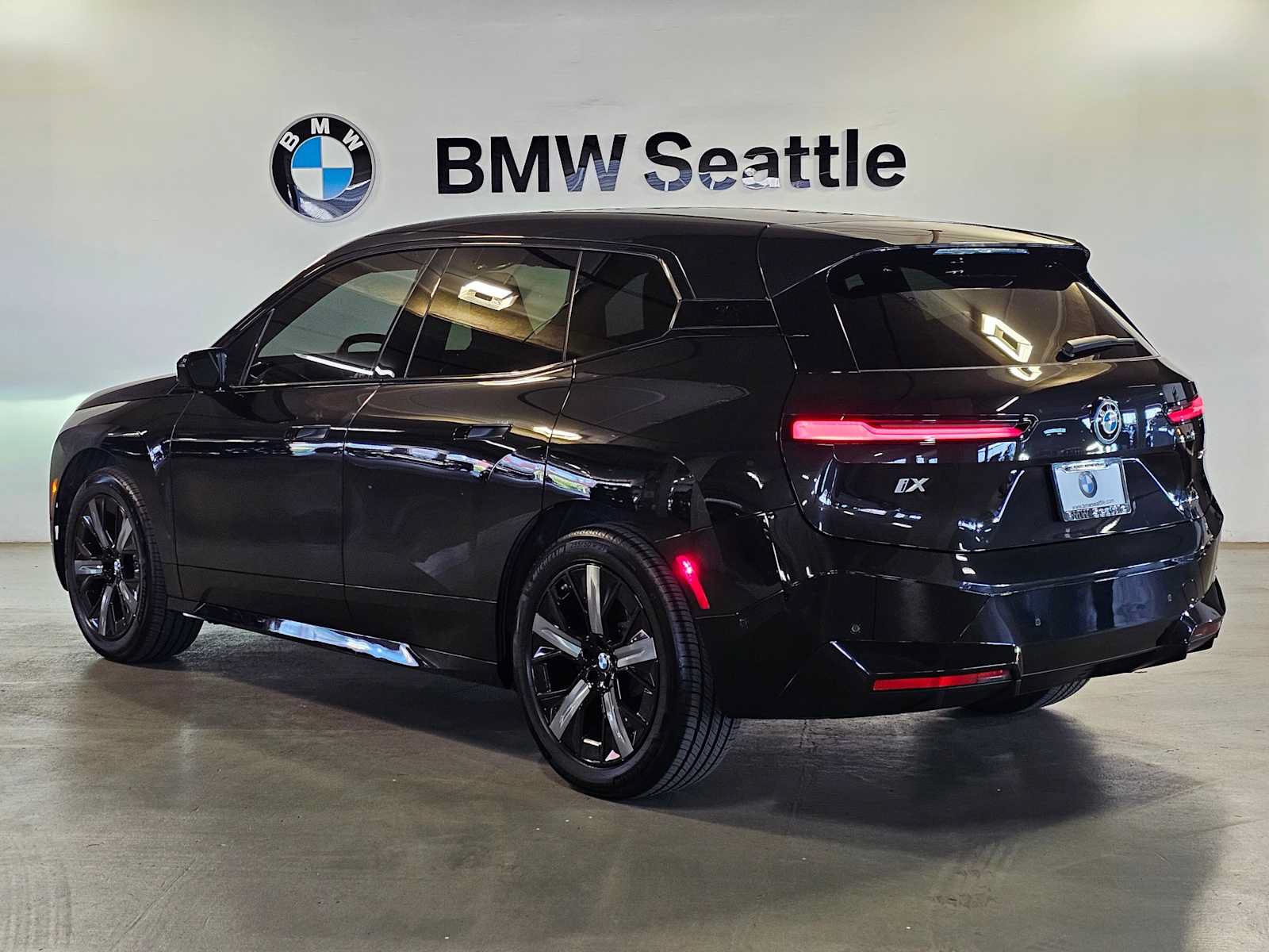 Used 2024 BMW iX xDrive50 w/ Premium Package AWD/4WD image 4