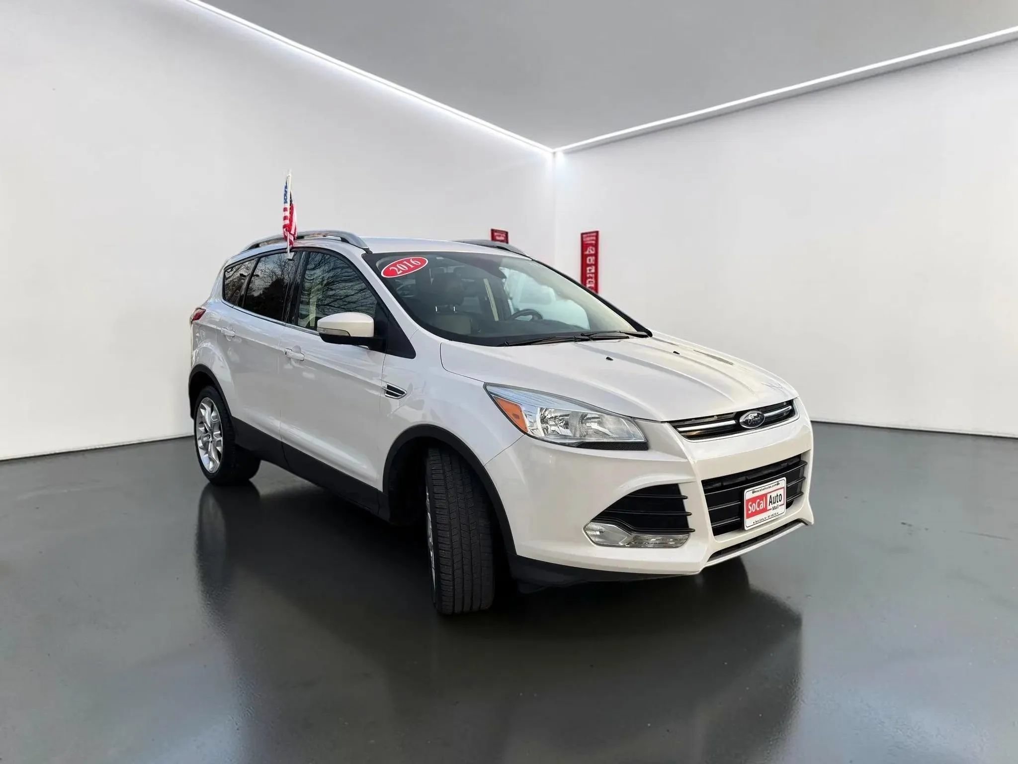 Used 2016 Ford Escape Titanium FWD image 2