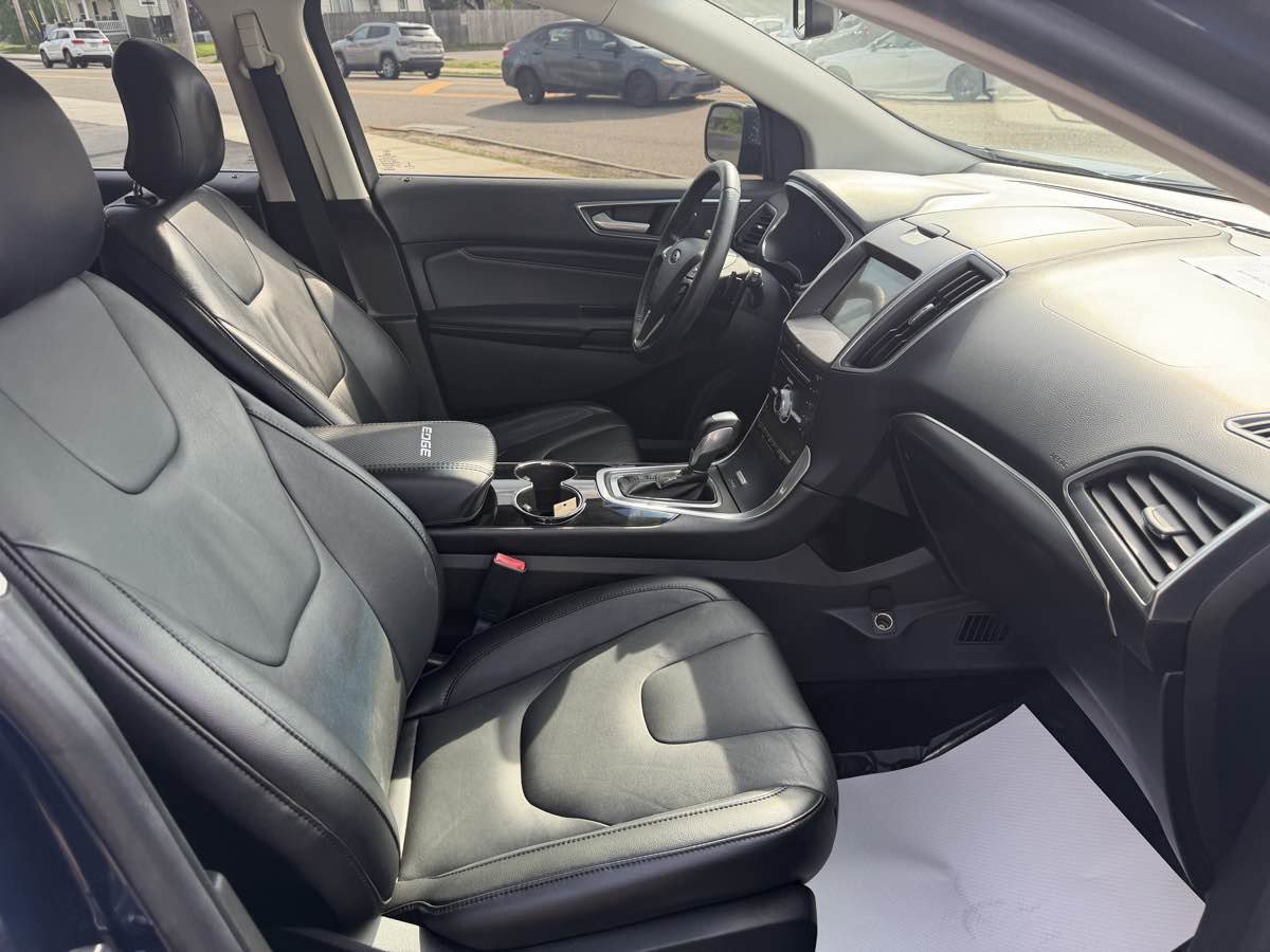 Used 2017 Ford Edge Titanium w/ Technology Package AWD/4WD image 18
