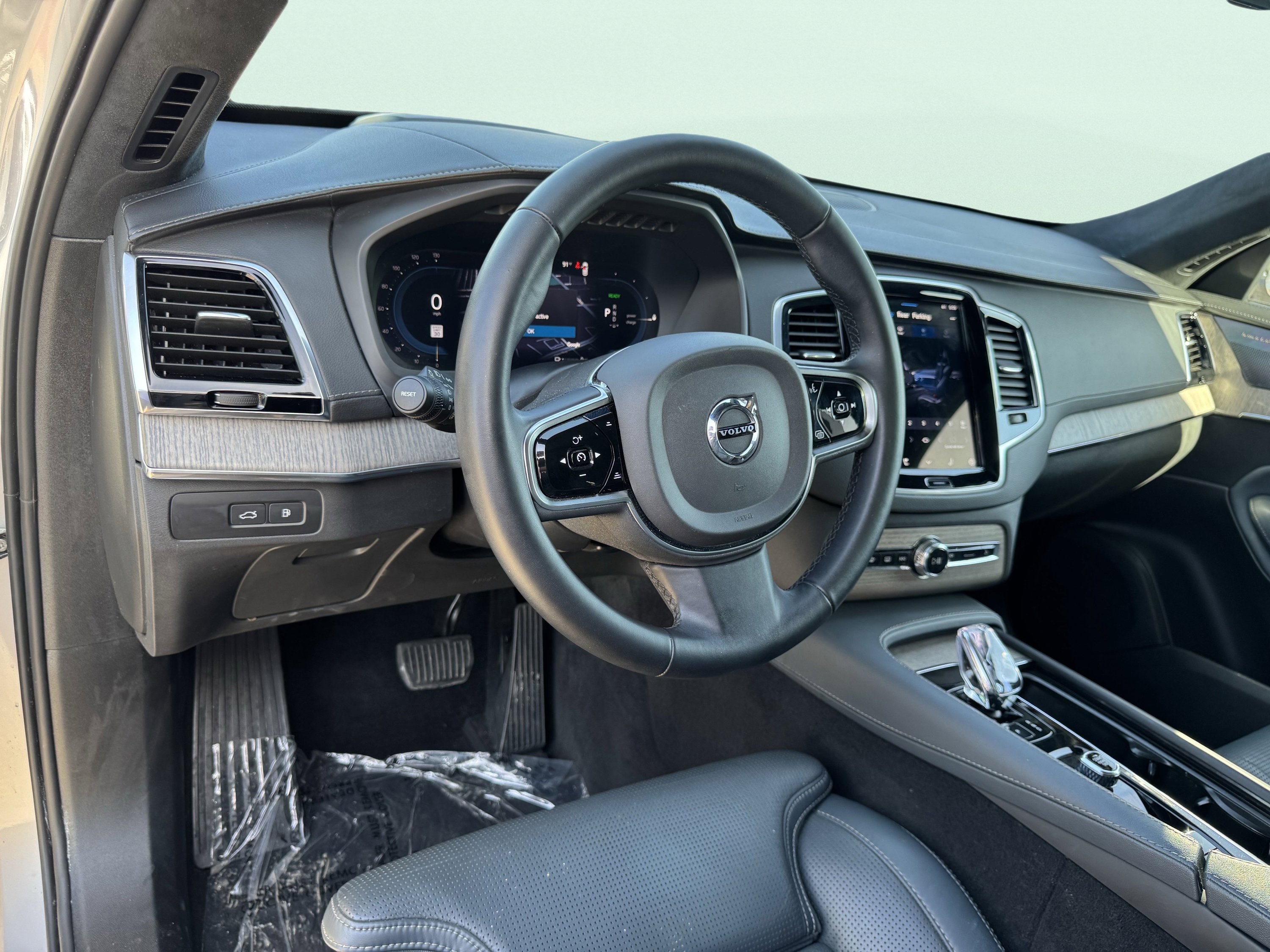 Used 2024 Volvo XC90 T8 Ultimate w/ Lounge Package image 29