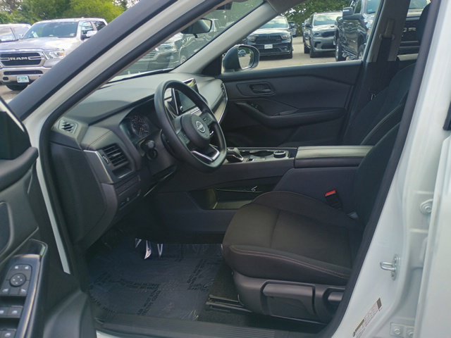 Used 2024 Nissan Rogue S AWD/4WD image 25