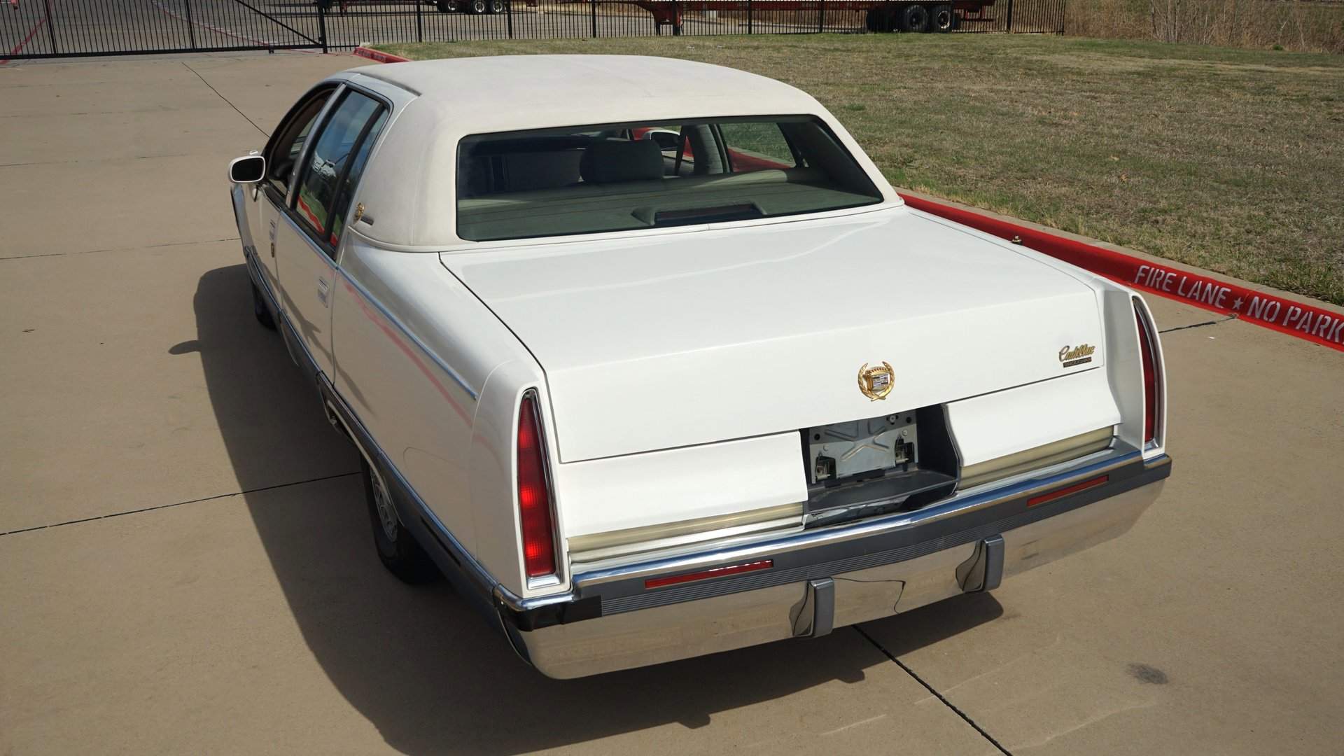 Used 1993 Cadillac Fleetwood Sedan RWD image 8