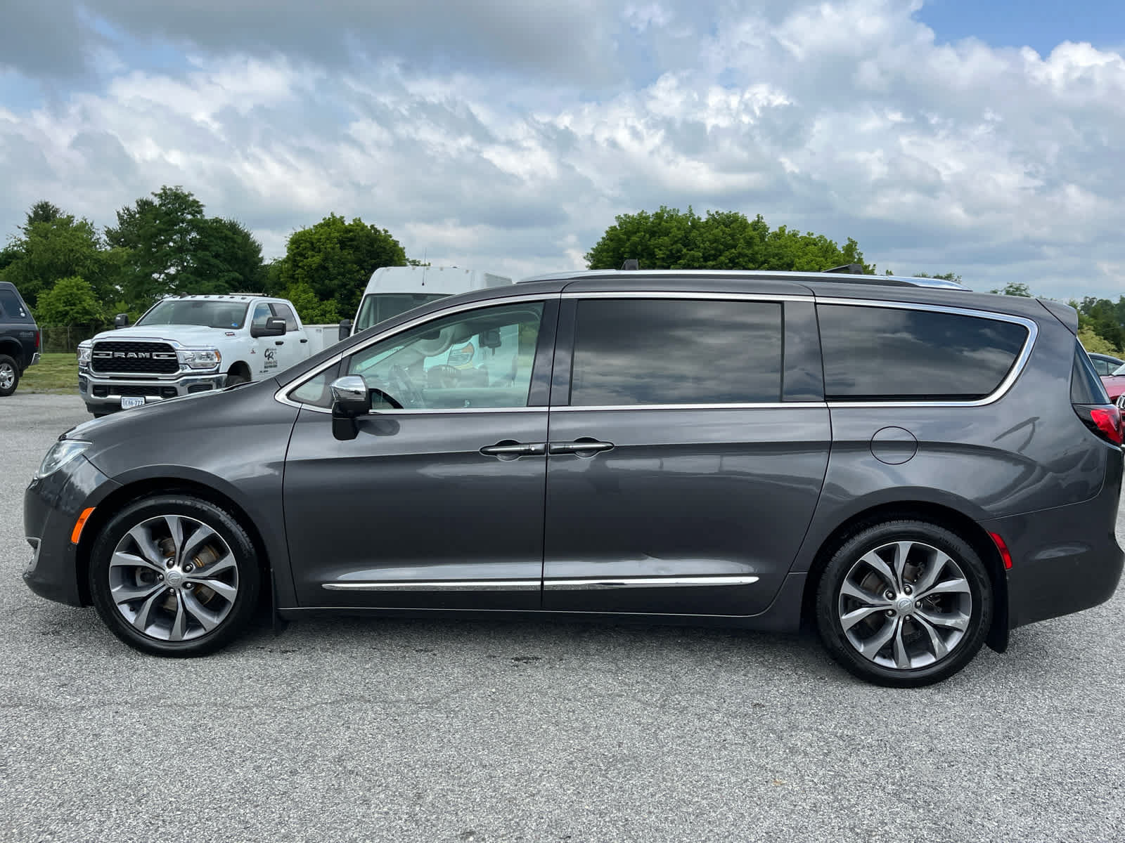 Used 2018 Chrysler Pacifica Limited w/ Tire & Wheel Group FWD image 6