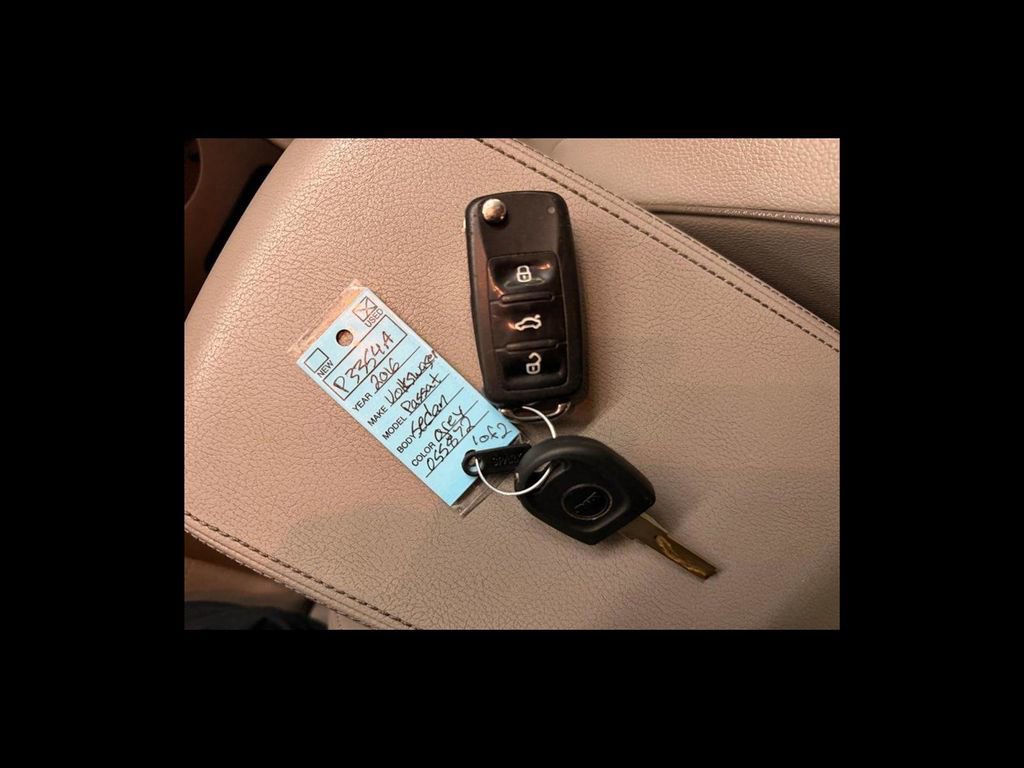 Used 2016 Volkswagen Passat 1.8T R-Line FWD image 26