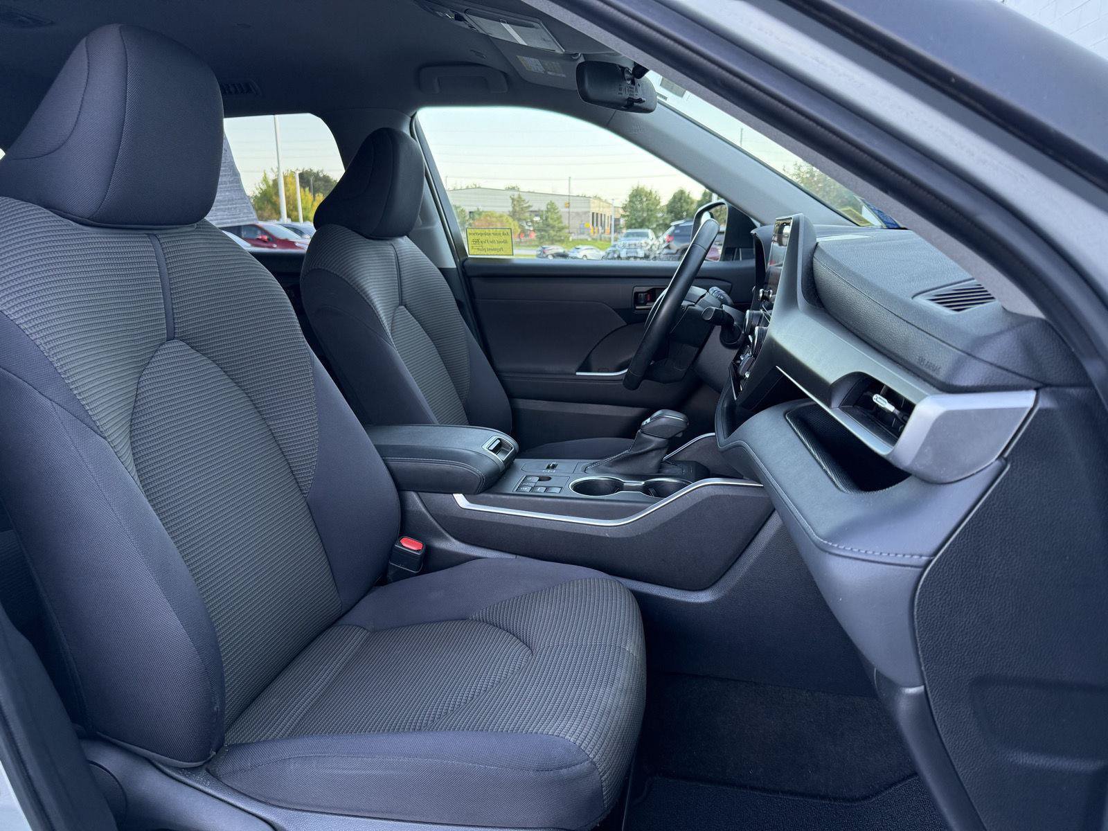 Used 2023 Toyota Highlander LE FWD image 25