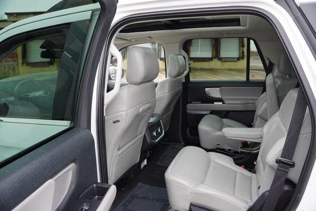 Used 2025 Ford Expedition Active AWD/4WD image 17