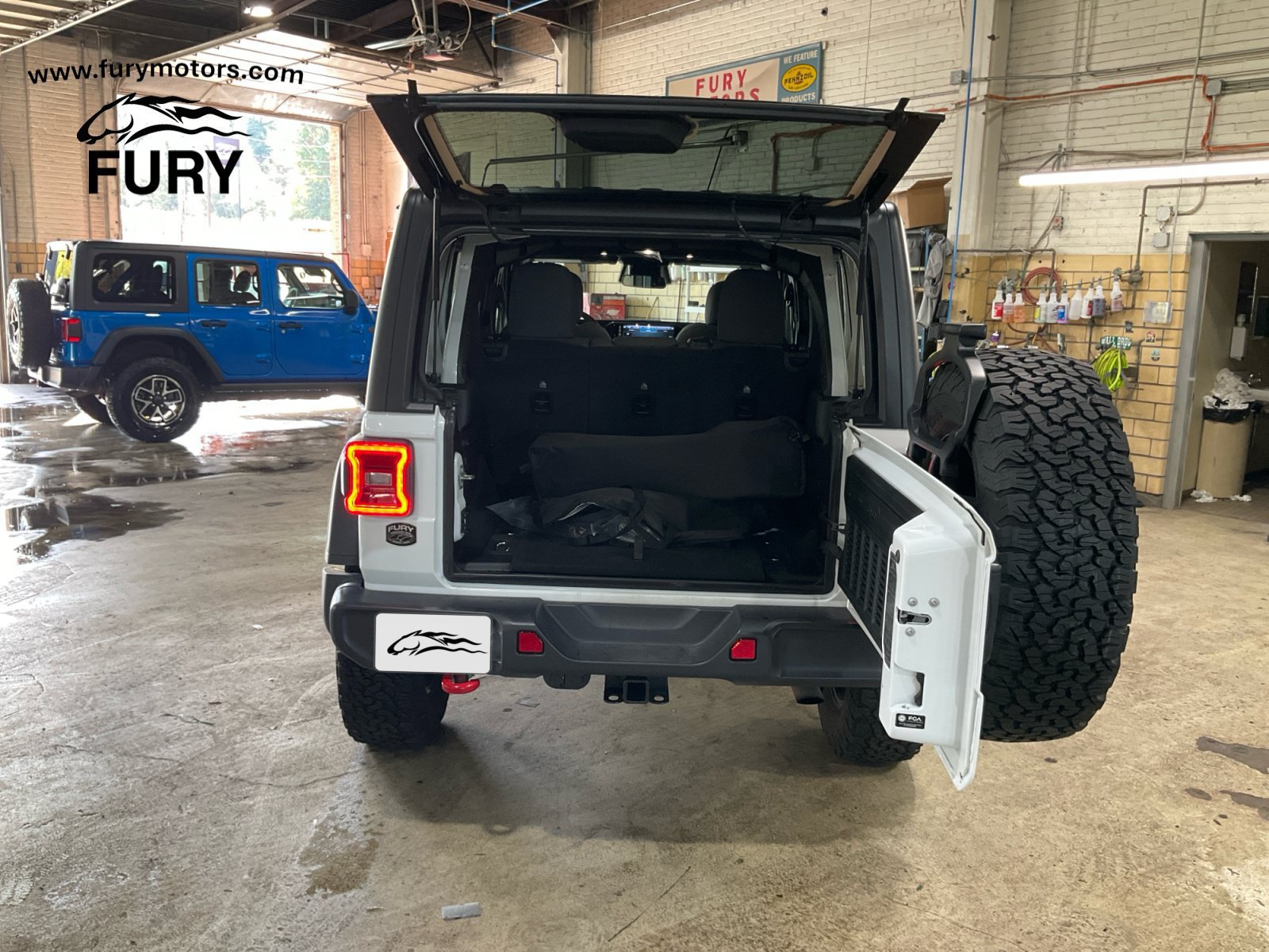 Used 2025 Jeep Wrangler Unlimited Rubicon w/ Convenience Group AWD/4WD image 25