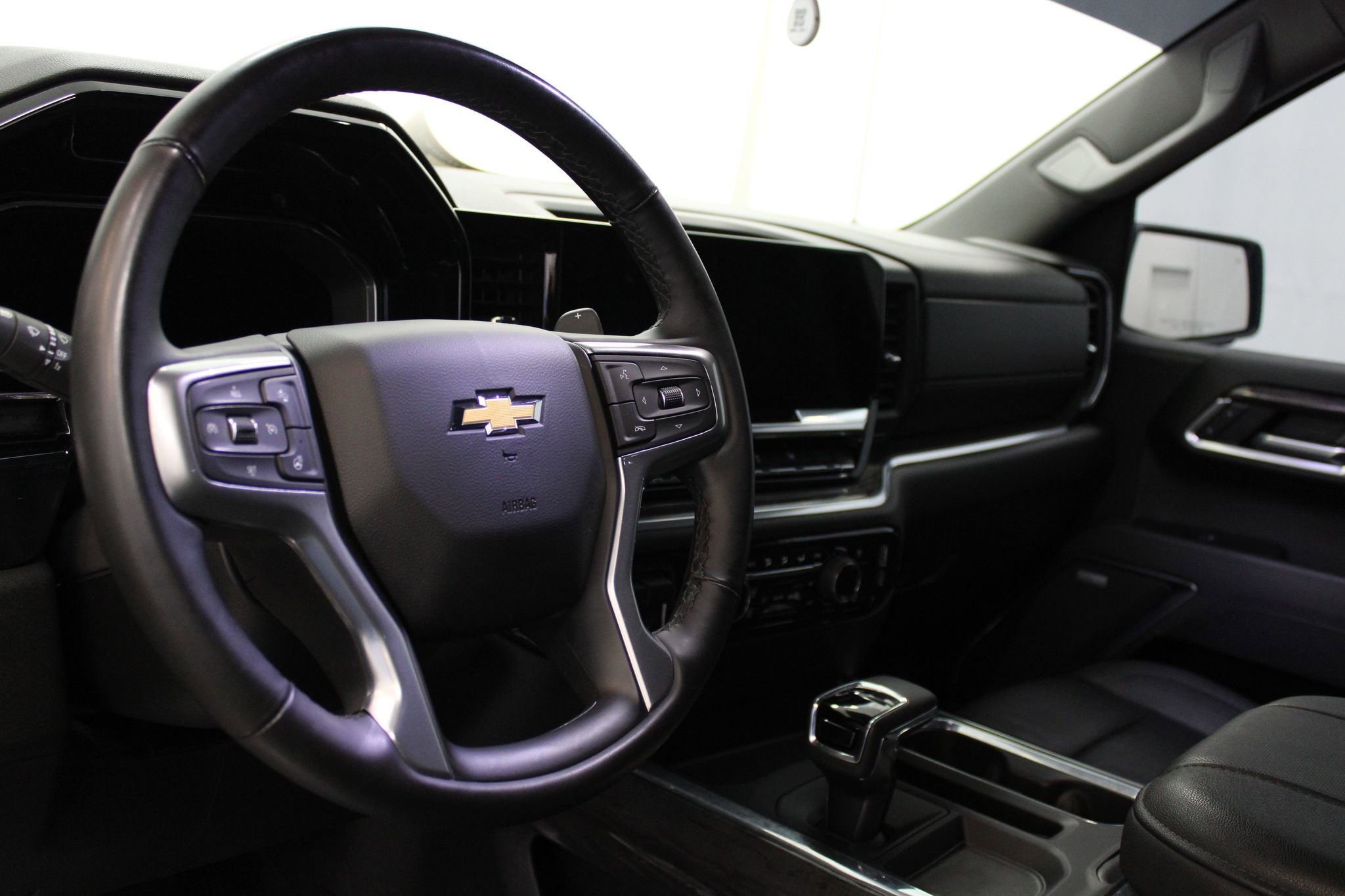 Used 2025 Chevrolet Silverado 1500 LTZ image 16