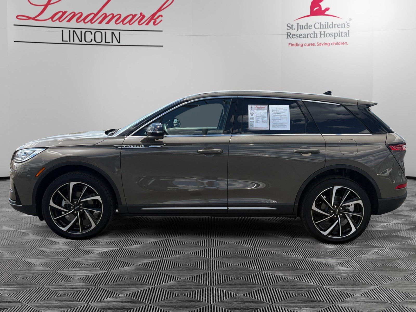 Certified 2025 Lincoln Corsair Reserve AWD/4WD image 2