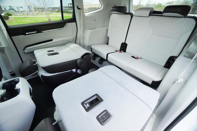 Used 2025 GMC Acadia Denali w/ LPO, Floor Liner Package image 29