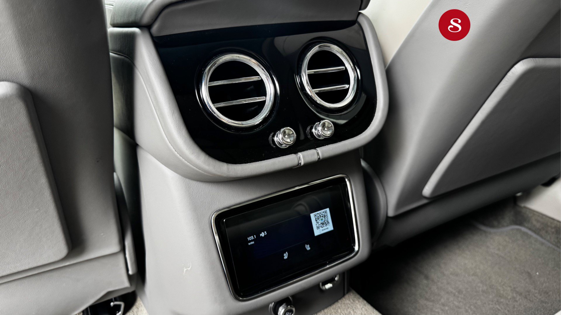 Used 2023 Bentley Bentayga Plug-In Hybrid AWD/4WD image 21