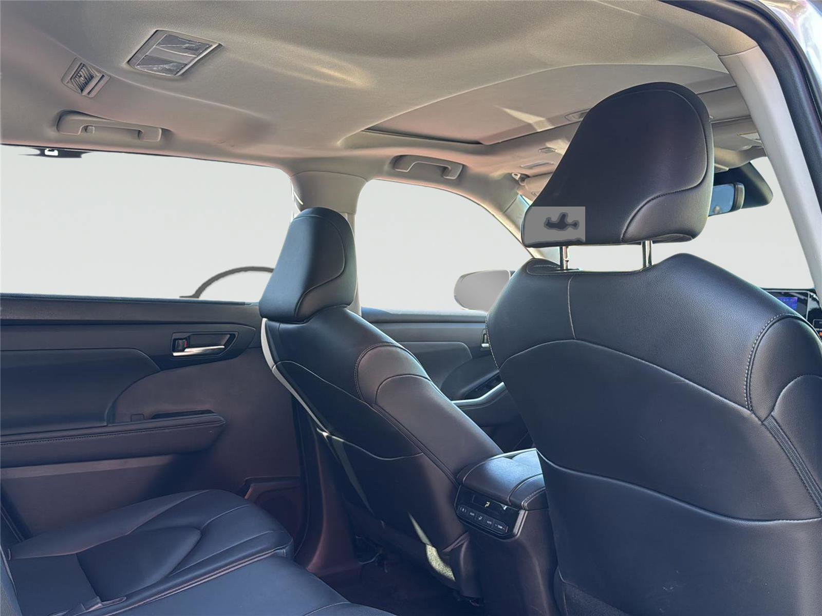 Used 2023 Toyota Highlander XLE AWD/4WD image 33