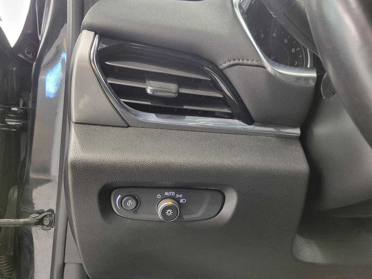 Used 2022 Chevrolet Traverse LT AWD/4WD image 11