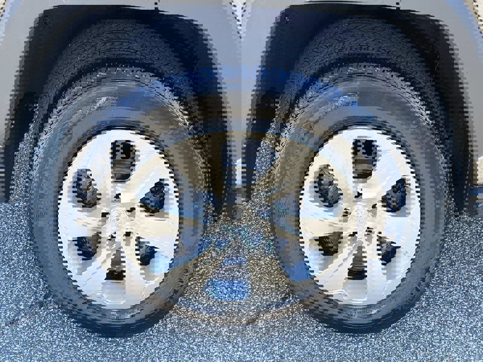 Used 2021 Toyota RAV4 LE image 17